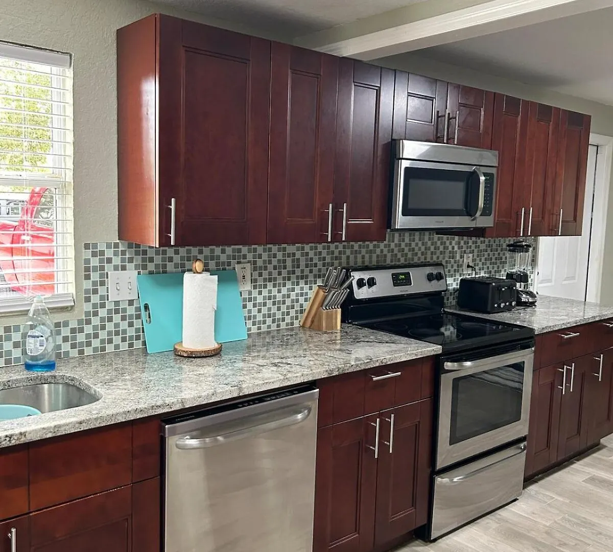 Stay Near The Beach In This Pet-Friendly Private Home 拉哥 0*,  美国